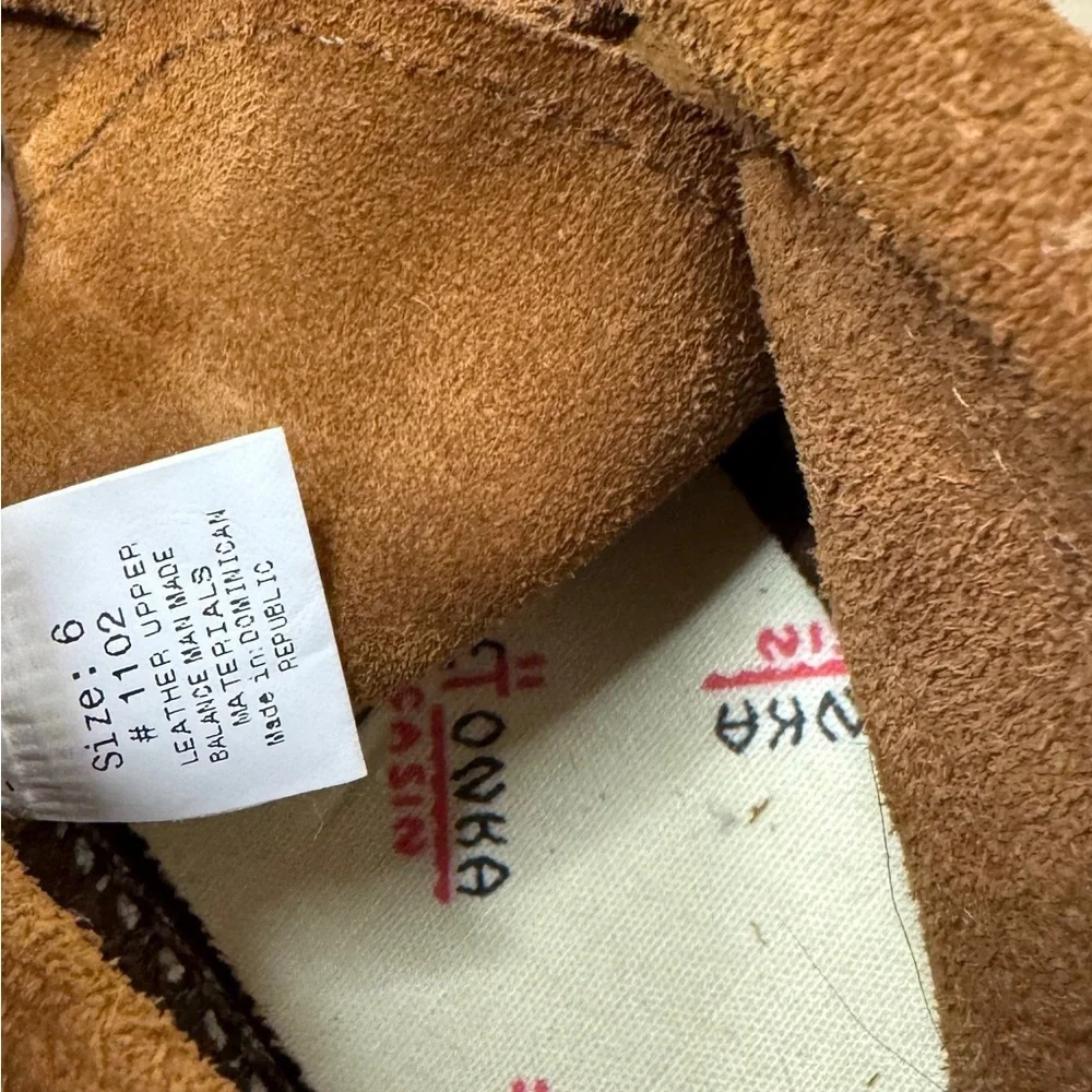 Minnetonka Camel Soft Sole Moccasins . Size  6. Great Condition. Boho